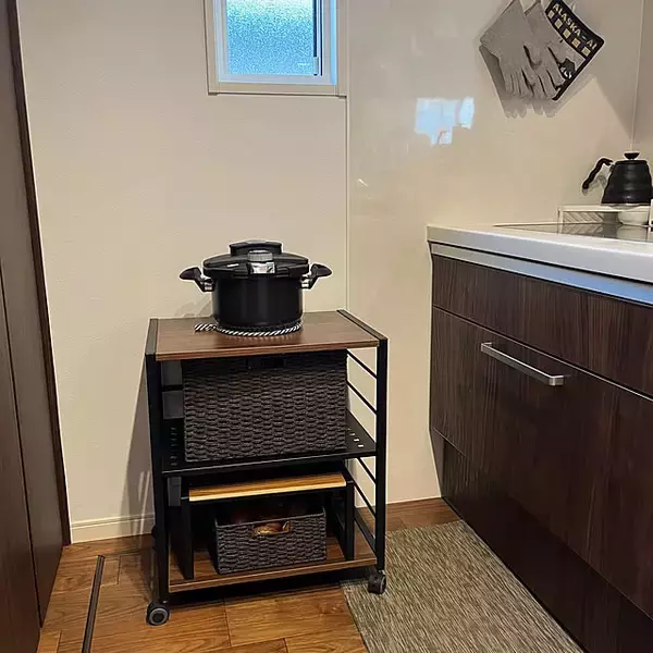 「お掃除らくらく見た目もすっきり！直置きを防ぐアイデア6選」の画像