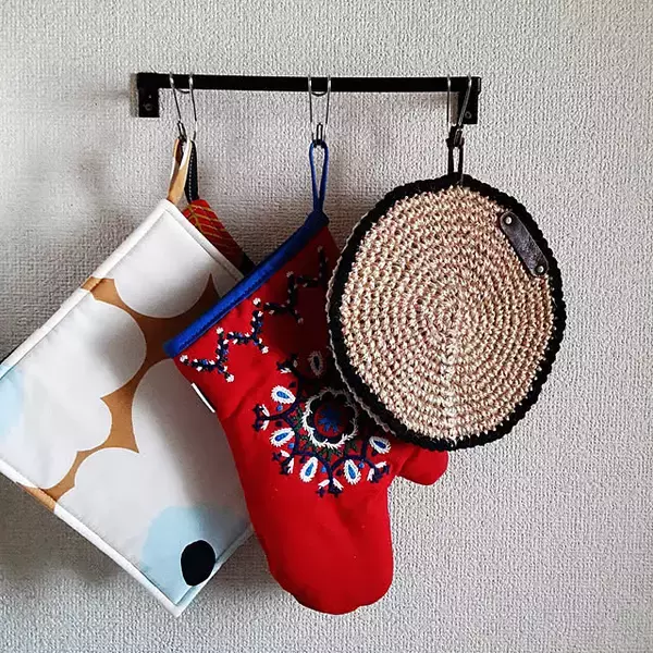 「シンプルで機能的だから、ストレスフリーな理想の収納がかなう♪無印良品のステンレス横ブレしにくいフック」の画像