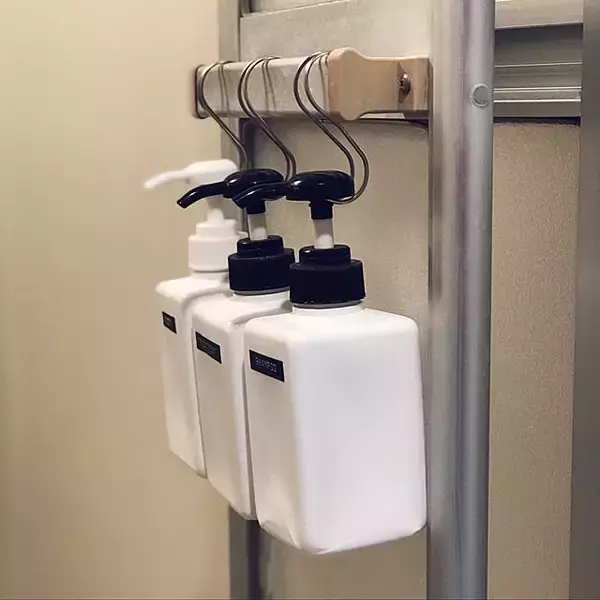 「シンプルで機能的だから、ストレスフリーな理想の収納がかなう♪無印良品のステンレス横ブレしにくいフック」の画像