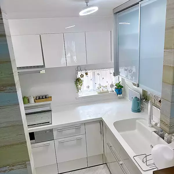 「収納はスマートに、窓辺には彩りを。メリハリで暮らしが整うL字型キッチン」 by miyuさん