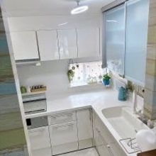 「収納はスマートに、窓辺には彩りを。メリハリで暮らしが整うL字型キッチン」 by miyuさん