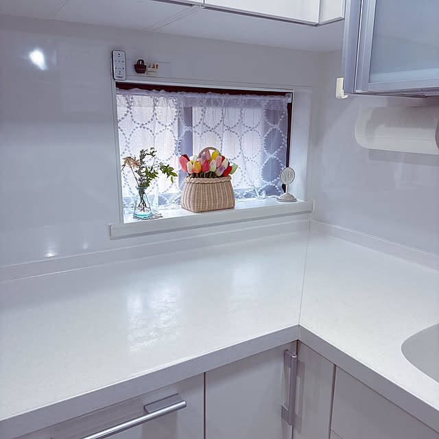 「収納はスマートに、窓辺には彩りを。メリハリで暮らしが整うL字型キッチン」 by miyuさん