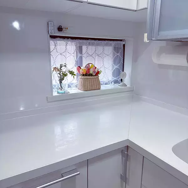 「「収納はスマートに、窓辺には彩りを。メリハリで暮らしが整うL字型キッチン」 by miyuさん」の画像