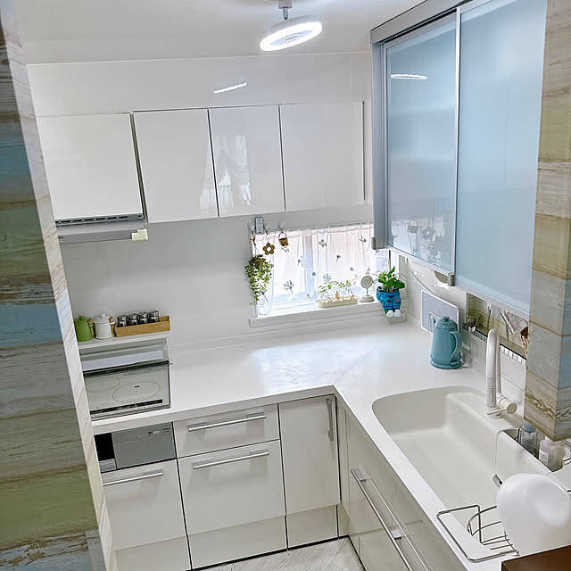 「収納はスマートに、窓辺には彩りを。メリハリで暮らしが整うL字型キッチン」 by miyuさん