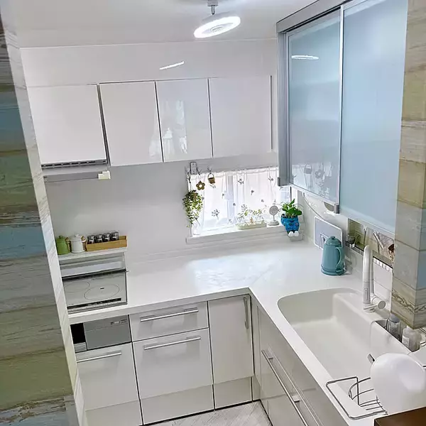 「「収納はスマートに、窓辺には彩りを。メリハリで暮らしが整うL字型キッチン」 by miyuさん」の画像