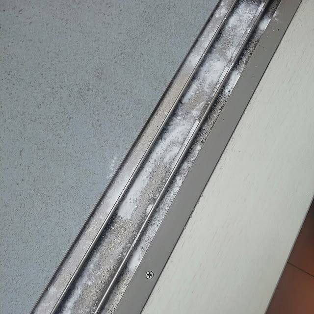 便利アイテムを駆使して細かい部分も楽々キレイに♪サッシ・レールの掃除法
