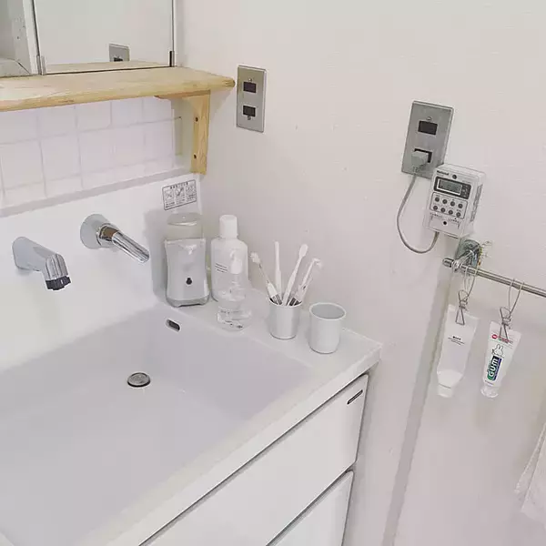 「収納上手を目指す方必見！無印良品の「ひっかけるワイヤークリップ」を使った活用アイデア」の画像