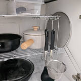 「ひと工夫で収納性をUPできる！セリアのステンレスフックシリーズの活用術」の画像1