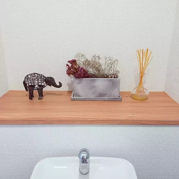 「リメイクシートで簡単＆効果抜群！トイレのイメージチェンジ実例」の画像