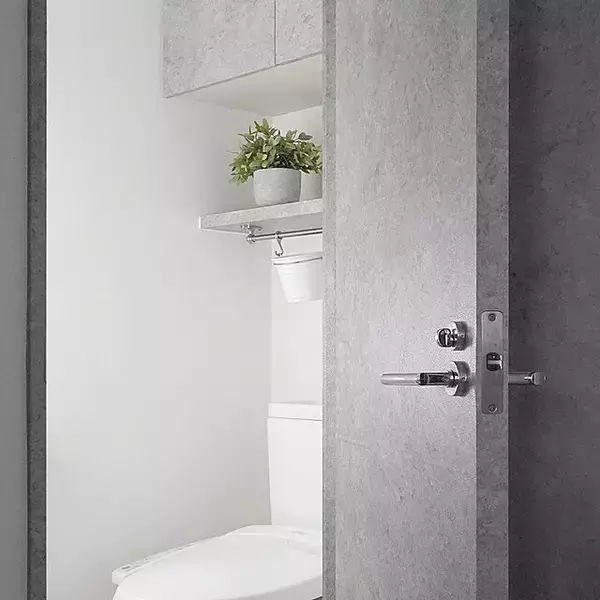 「リメイクシートで簡単＆効果抜群！トイレのイメージチェンジ実例」の画像