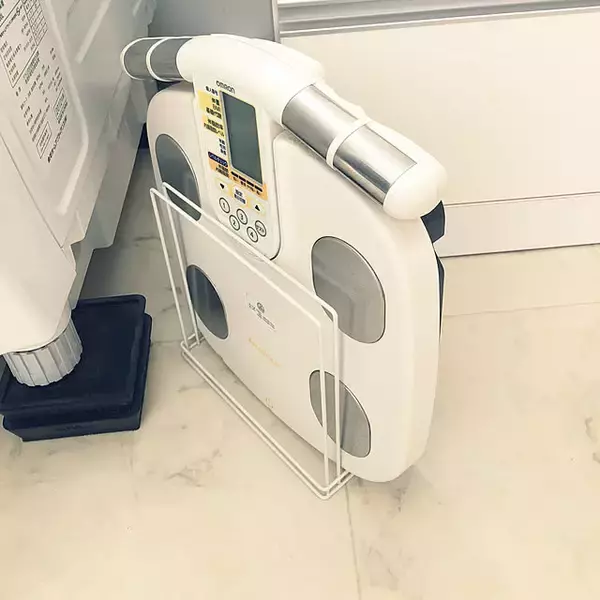 「もう置き場に困らない！毎日使いやすい体重計のすっきり収納アイデア」の画像