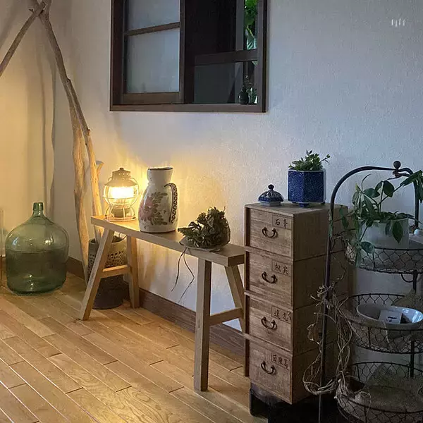 「どんなインテリアにも馴染んで大活躍！無印良品「木製ベンチ」の活用法」の画像