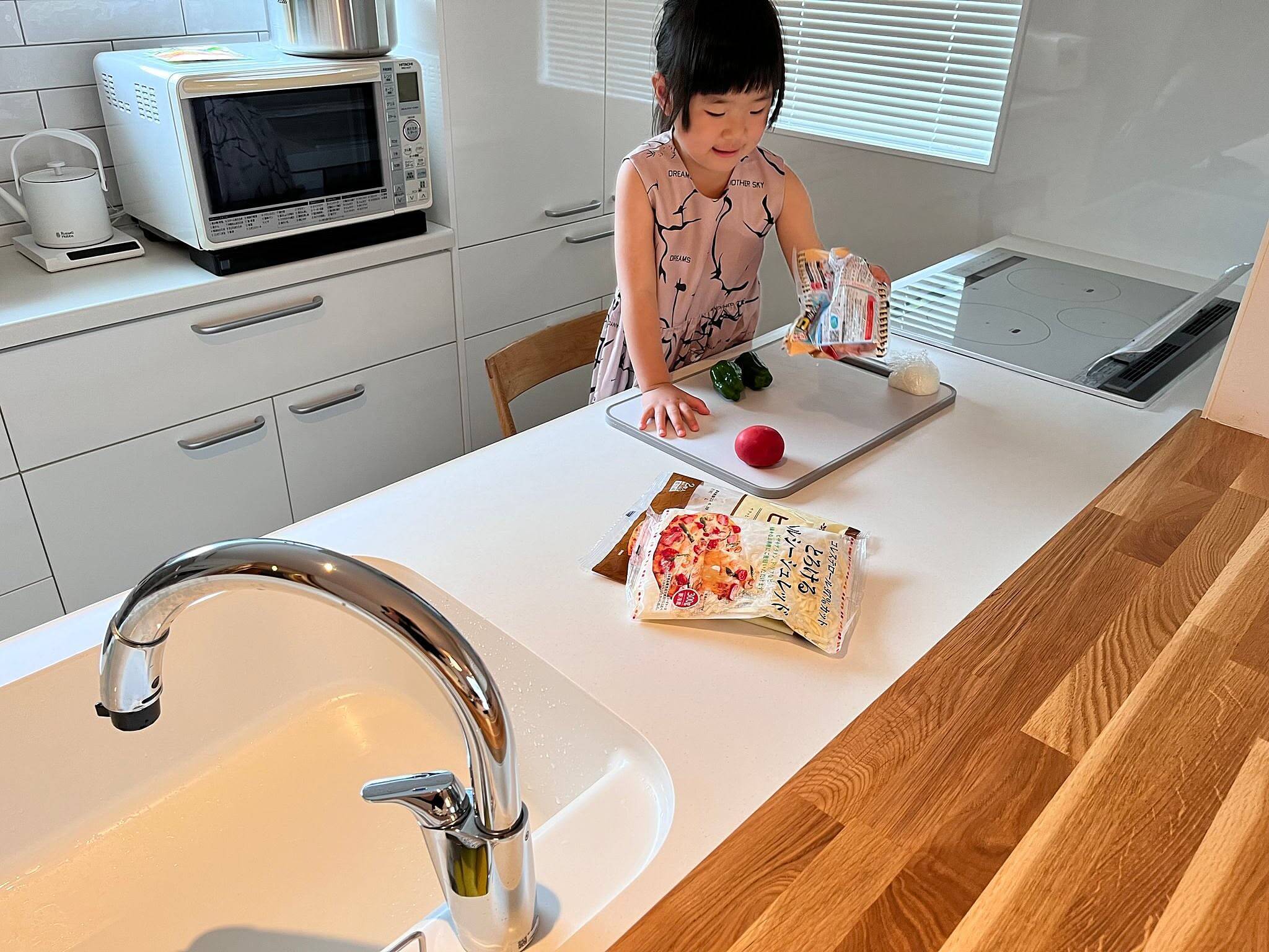 「ラク＆安心だから子どもと立てる、笑顔が似合う明るいキッチン」 by tomokonさん