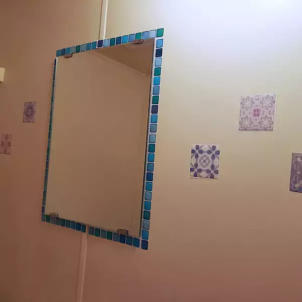 「貼るだけでOK♪100均「ガラスタイル」＆「タイルステッカー」でお手軽DIY」の画像