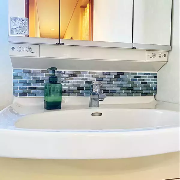 「貼るだけでOK♪100均「ガラスタイル」＆「タイルステッカー」でお手軽DIY」の画像