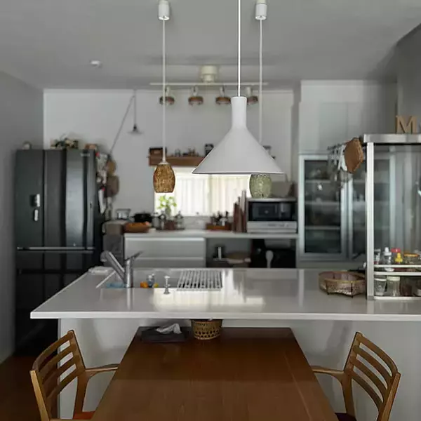 「ステンドグラス照明がアクセント。使い勝手とお気に入りが共存する、愛着あふれるキッチン」 by siosai10さん