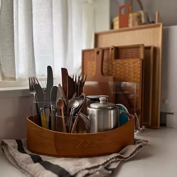 「「ステンドグラス照明がアクセント。使い勝手とお気に入りが共存する、愛着あふれるキッチン」 by siosai10さん」の画像