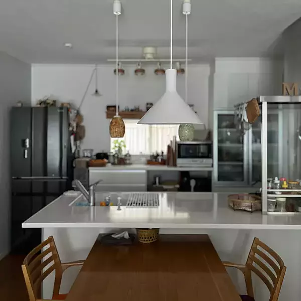 「「ステンドグラス照明がアクセント。使い勝手とお気に入りが共存する、愛着あふれるキッチン」 by siosai10さん」の画像