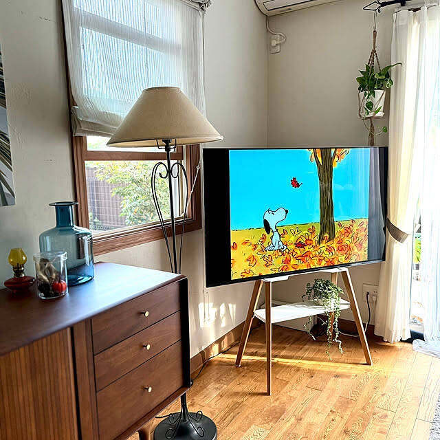 高さ調整や移動もできて便利♪レイアウトが広がるテレビスタンドのあるお部屋