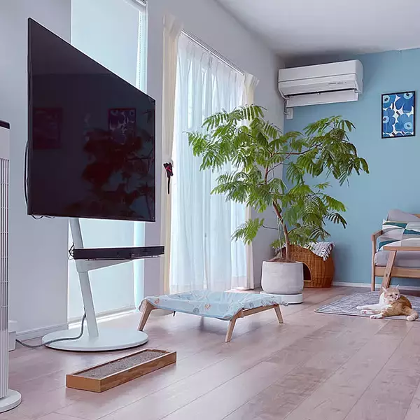 「高さ調整や移動もできて便利♪レイアウトが広がるテレビスタンドのあるお部屋」の画像