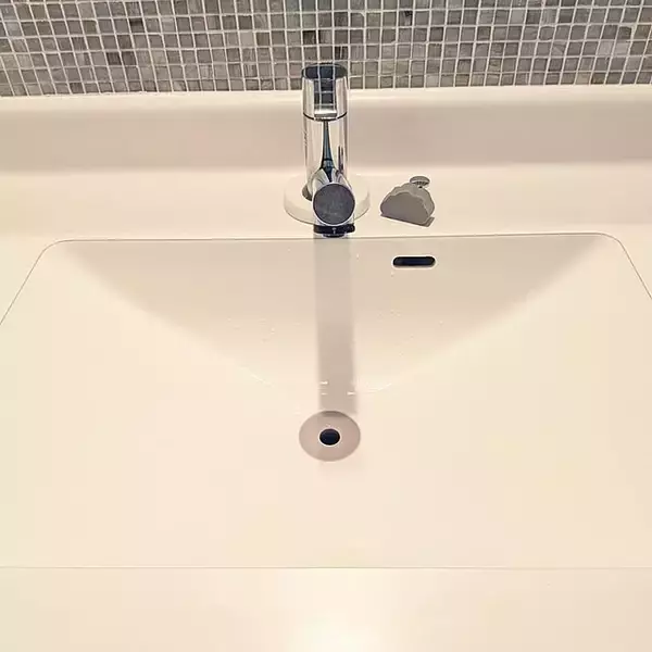 「手間を減らしてくれるアイデアで楽掃除♪おうちの排水口をキレイに保つ便利な工夫」の画像