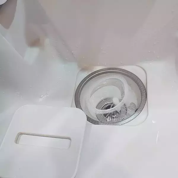 「手間を減らしてくれるアイデアで楽掃除♪おうちの排水口をキレイに保つ便利な工夫」の画像