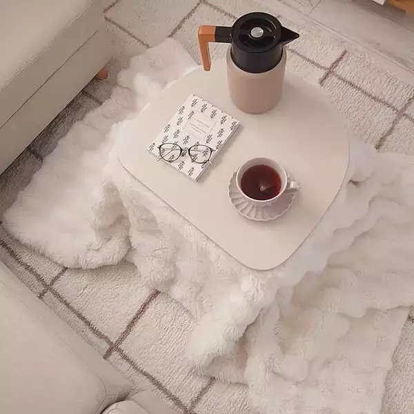 「おうち時間をもっと快適に♪寒い季節もほっこりとあたたかく過ごせるこたつのある部屋10選」の画像