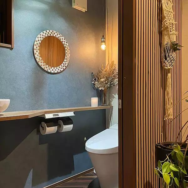 「トイレをセンスよく彩る！内装から収納まで、統一感のあるトイレインテリアの実例6選」の画像