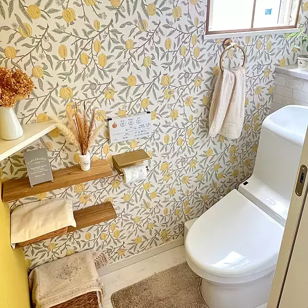 「トイレをセンスよく彩る！内装から収納まで、統一感のあるトイレインテリアの実例6選」の画像