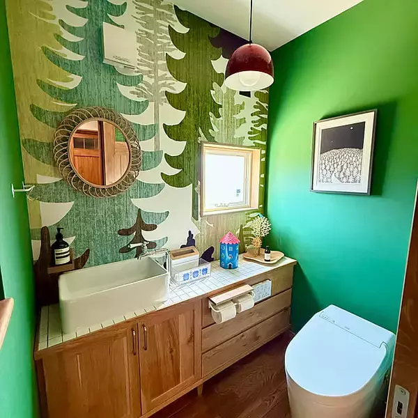 「トイレをセンスよく彩る！内装から収納まで、統一感のあるトイレインテリアの実例6選」の画像