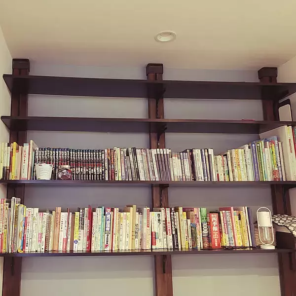 「DIYでお家に一番合ったシェルフを。手作り本棚・収納棚の実例10選」の画像