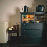 「「築45年の味わいを味方に。古道具と黒色で引き締めるキッチン空間」 by ryu.flatさん」の画像1