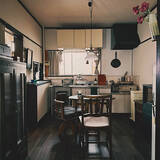 「「築45年の味わいを味方に。古道具と黒色で引き締めるキッチン空間」 by ryu.flatさん」の画像2