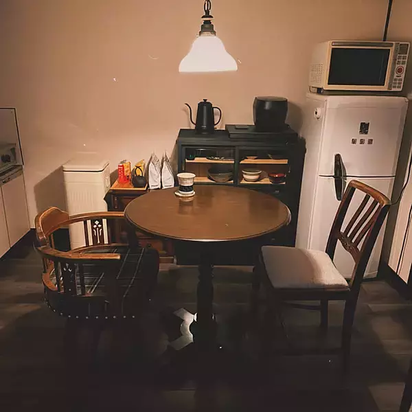 「「築45年の味わいを味方に。古道具と黒色で引き締めるキッチン空間」 by ryu.flatさん」の画像