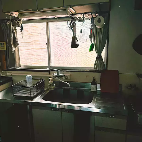 「「築45年の味わいを味方に。古道具と黒色で引き締めるキッチン空間」 by ryu.flatさん」の画像