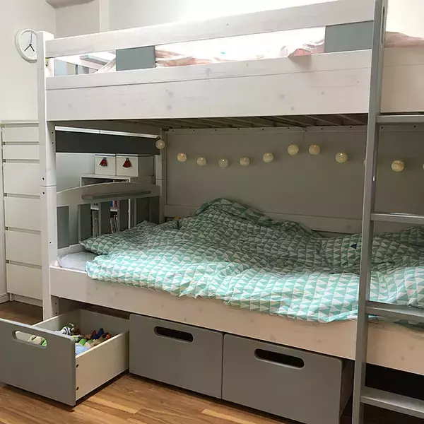 「コンパクトなお部屋でも大丈夫♪スペースを有効活用できるベッド実例」の画像