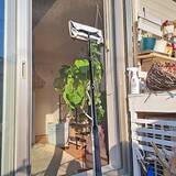 「手軽なアイデアからしっかり掃除できる方法まで！これでスッキリ網戸掃除のアイデア」の画像1
