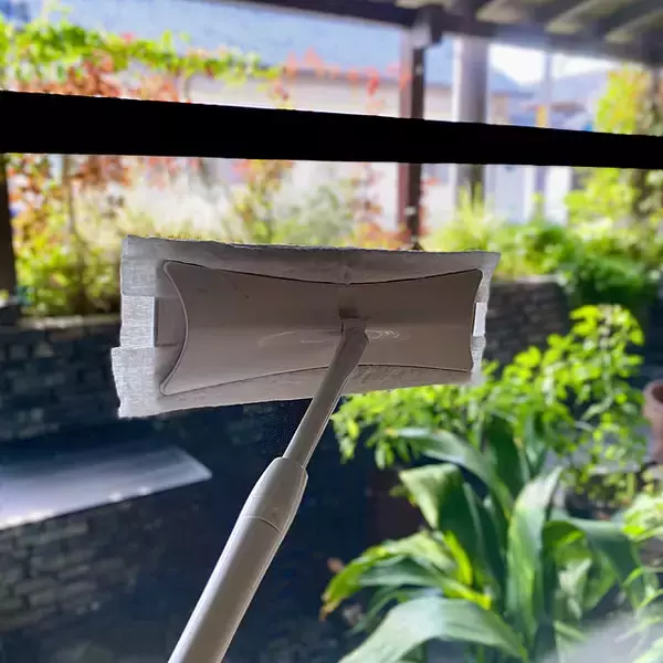 「手軽なアイデアからしっかり掃除できる方法まで！これでスッキリ網戸掃除のアイデア」の画像