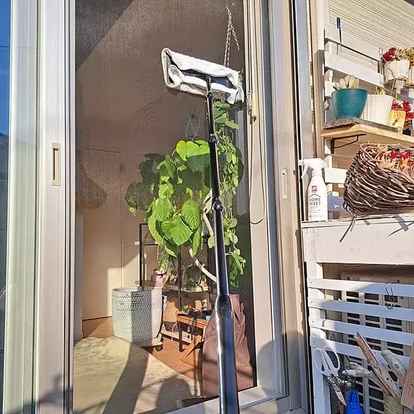 「手軽なアイデアからしっかり掃除できる方法まで！これでスッキリ網戸掃除のアイデア」の画像