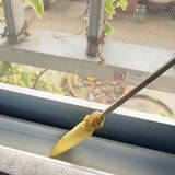 「手軽なアイデアからしっかり掃除できる方法まで！これでスッキリ網戸掃除のアイデア」の画像4