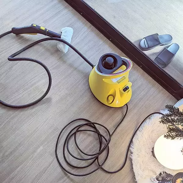 「手軽なアイデアからしっかり掃除できる方法まで！これでスッキリ網戸掃除のアイデア」の画像