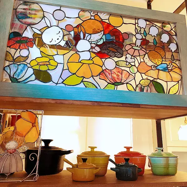 「DIYでここまでできる！幻想的なステンドグラスで癒しのインテリア」の画像