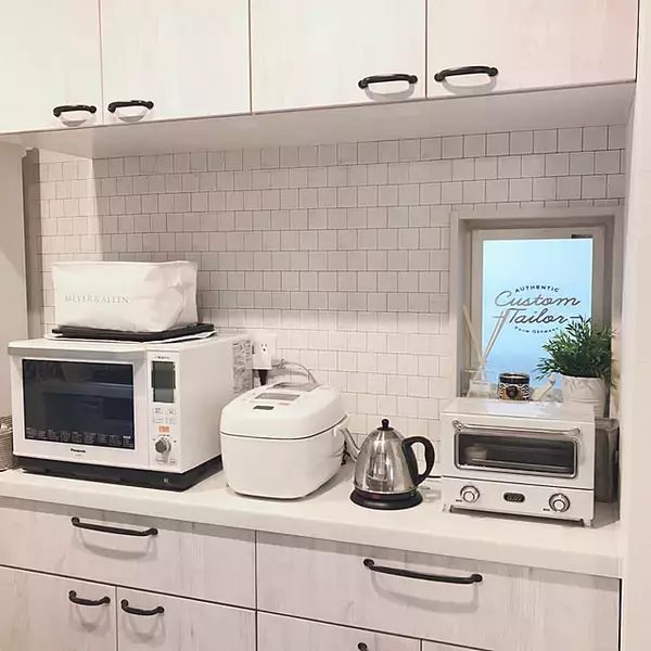 「シールで貼るだけで憧れのタイルDIYを楽しめる♪セリアのタイルシールを活用したアイデア」の画像