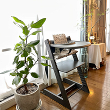 赤ちゃんから大人まで使える！共に成長するストッケのハイチェア、トリップトラップのある暮らし