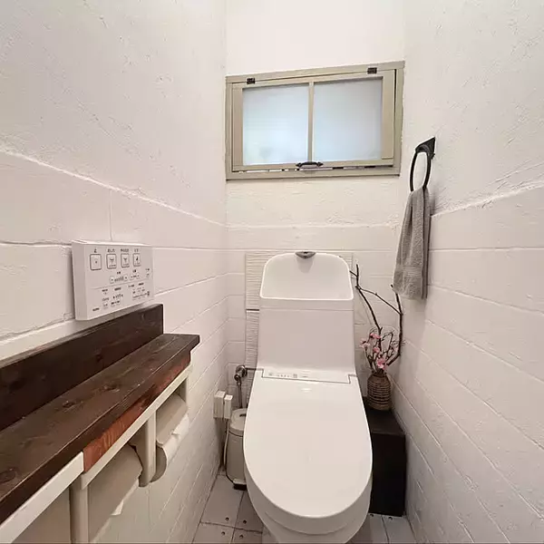 「DIYで居心地アップ！トイレの壁をお好みにリメイクした実例10選」の画像
