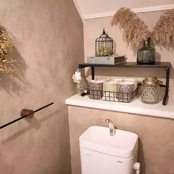「DIYで居心地アップ！トイレの壁をお好みにリメイクした実例10選」の画像