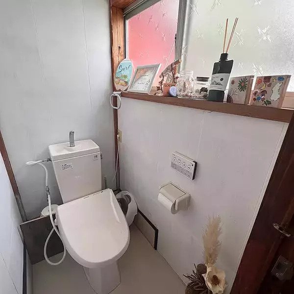 「DIYで居心地アップ！トイレの壁をお好みにリメイクした実例10選」の画像