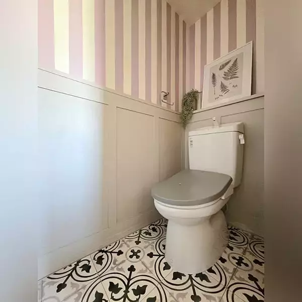 「DIYで居心地アップ！トイレの壁をお好みにリメイクした実例10選」の画像
