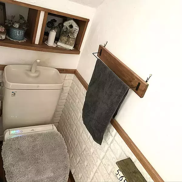 「DIYで居心地アップ！トイレの壁をお好みにリメイクした実例10選」の画像