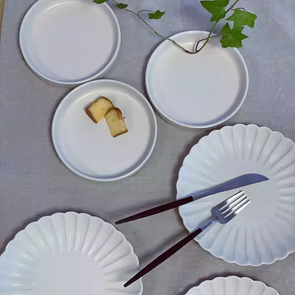 「食卓を華やかに着飾ってくれる♡どんなシーンにも使いやすいダイソーの高見え食器6選」の画像